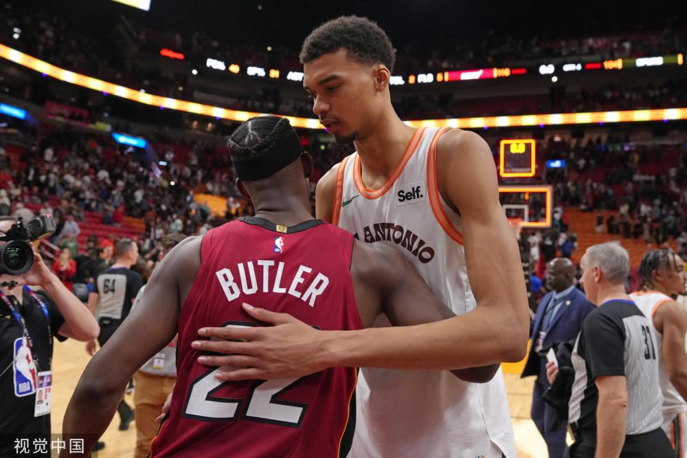 现得十分突 现得十分突